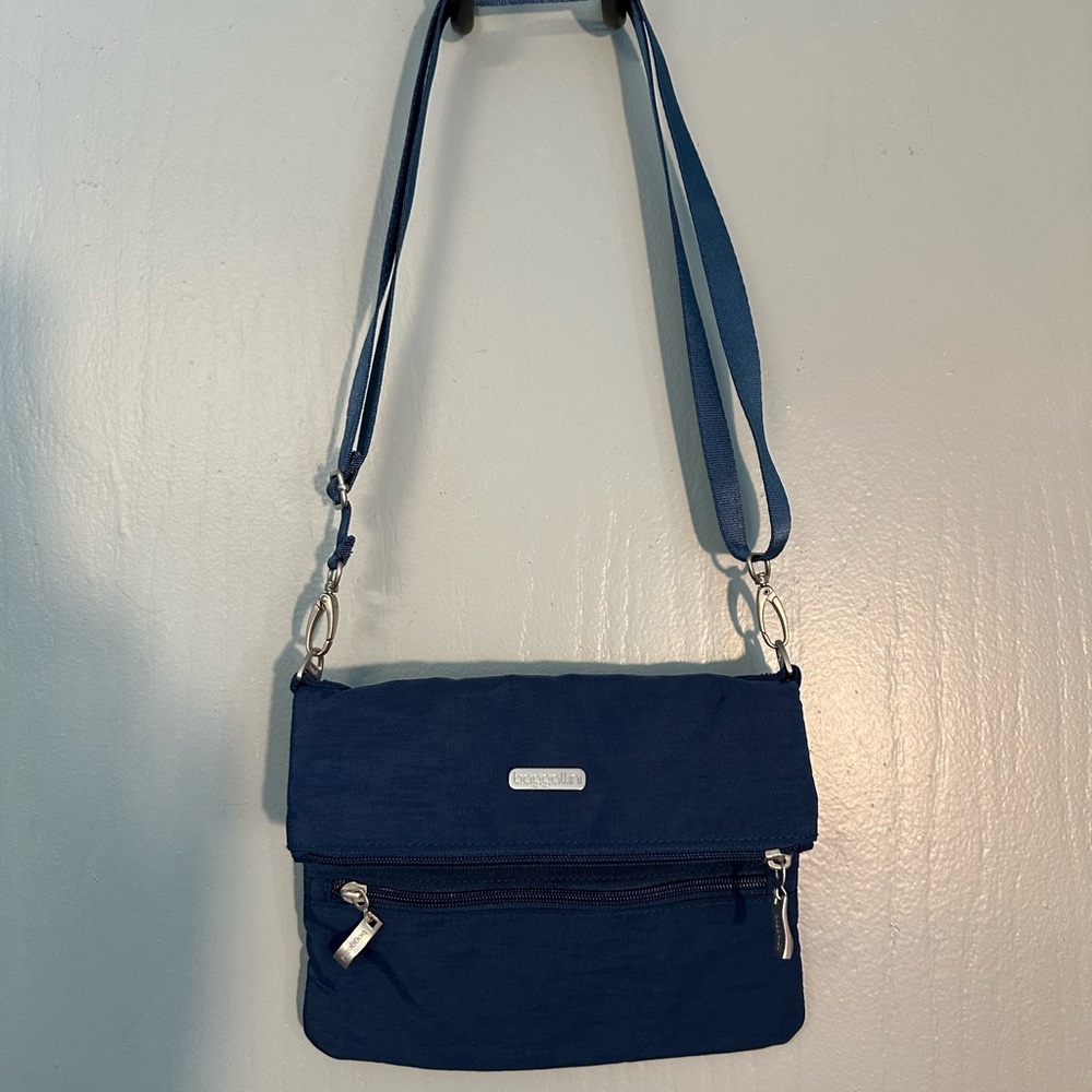 Baggallini medium navy crossbody/waist bag, EUC